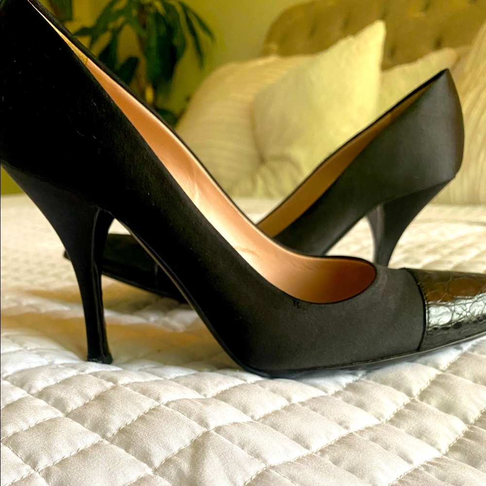 PRADA Black Patent Leather pointed toe Prada Pumps. (Size 38).